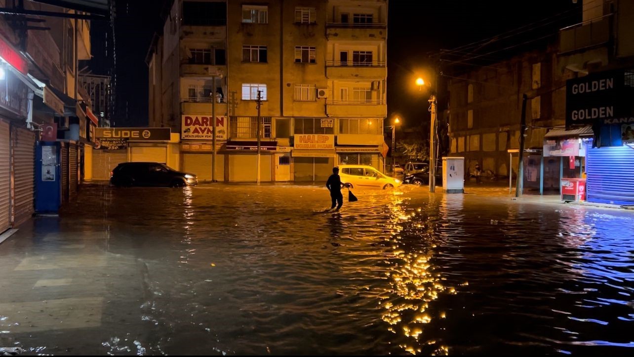 Şiddetli yağışla birlikte göle dönen caddelerde vatandaşlar zor anlar yaşadı
