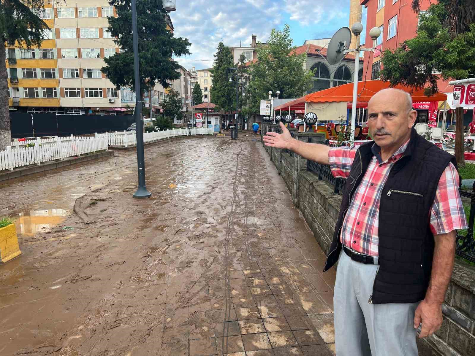 Sel suları çekildi, ilçe çamur deryasına döndü
