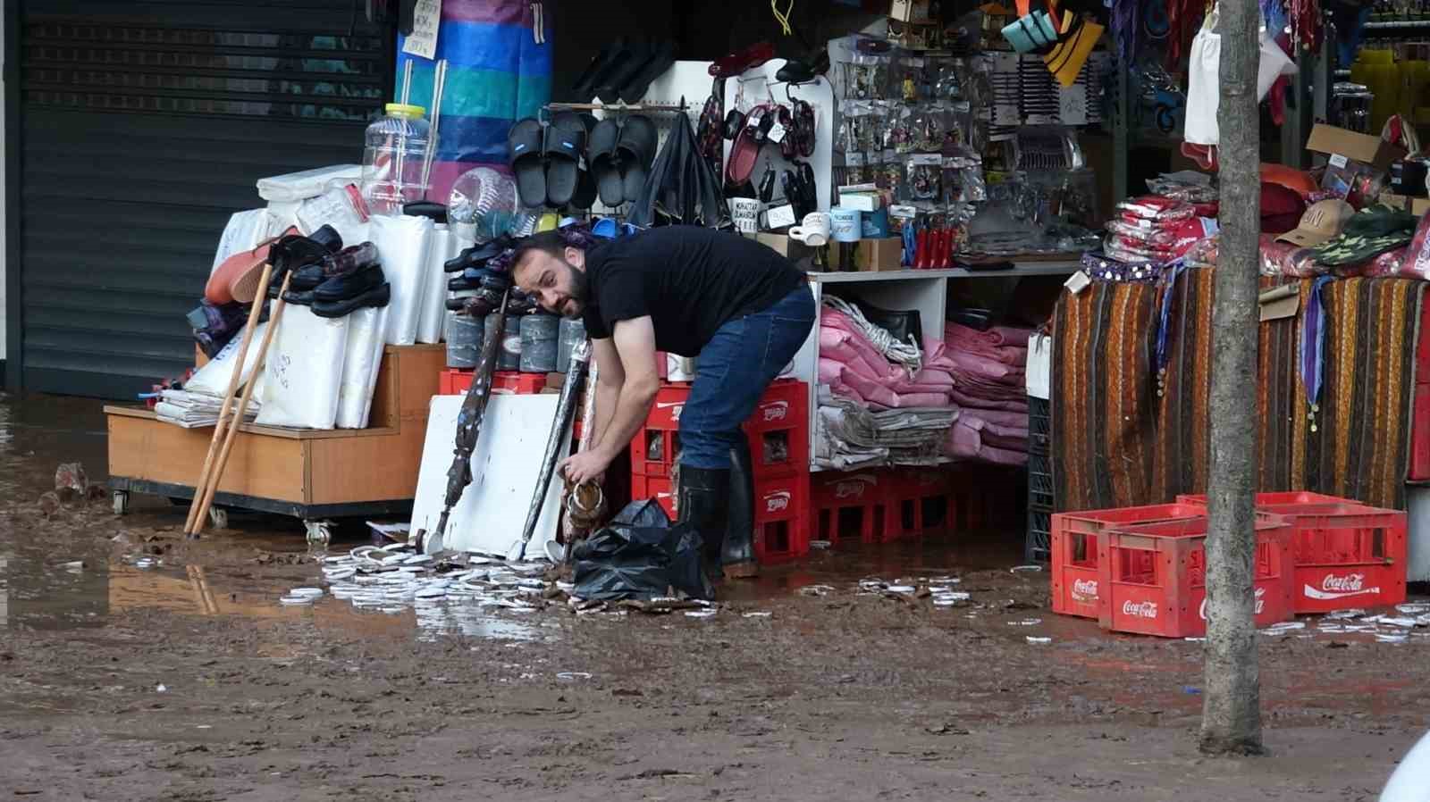 Sel suları çekildi, ilçe çamur deryasına döndü
