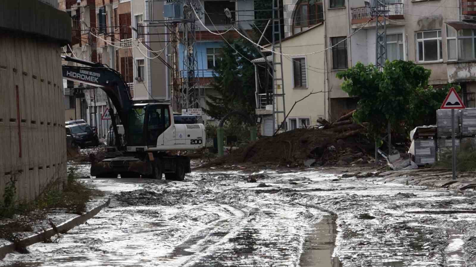 Sel suları çekildi, ilçe çamur deryasına döndü
