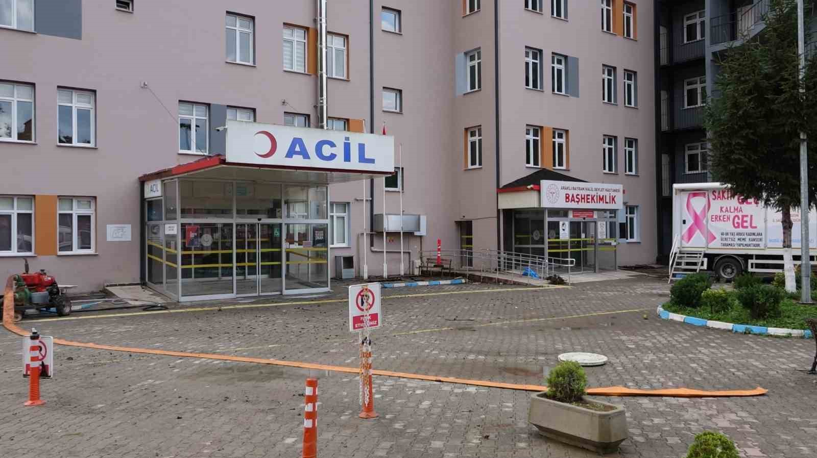 Sel suları çekildi, ilçe çamur deryasına döndü
