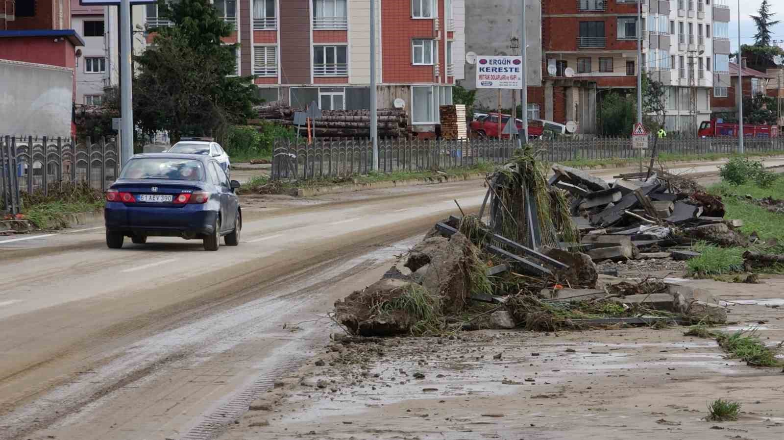 Sel suları çekildi, ilçe çamur deryasına döndü
