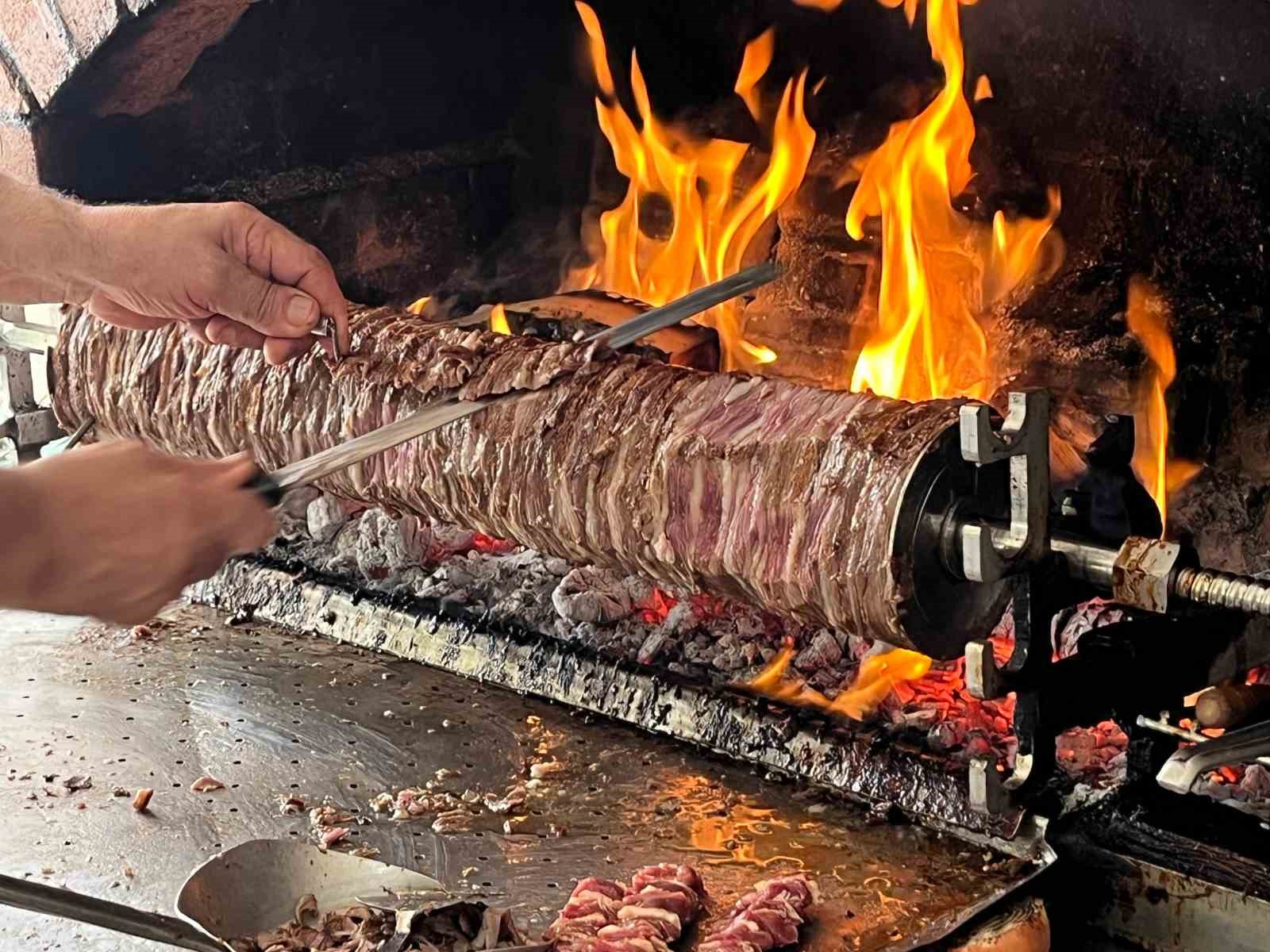 Dedenin cağ kebabını son kez yemek için geldiler
