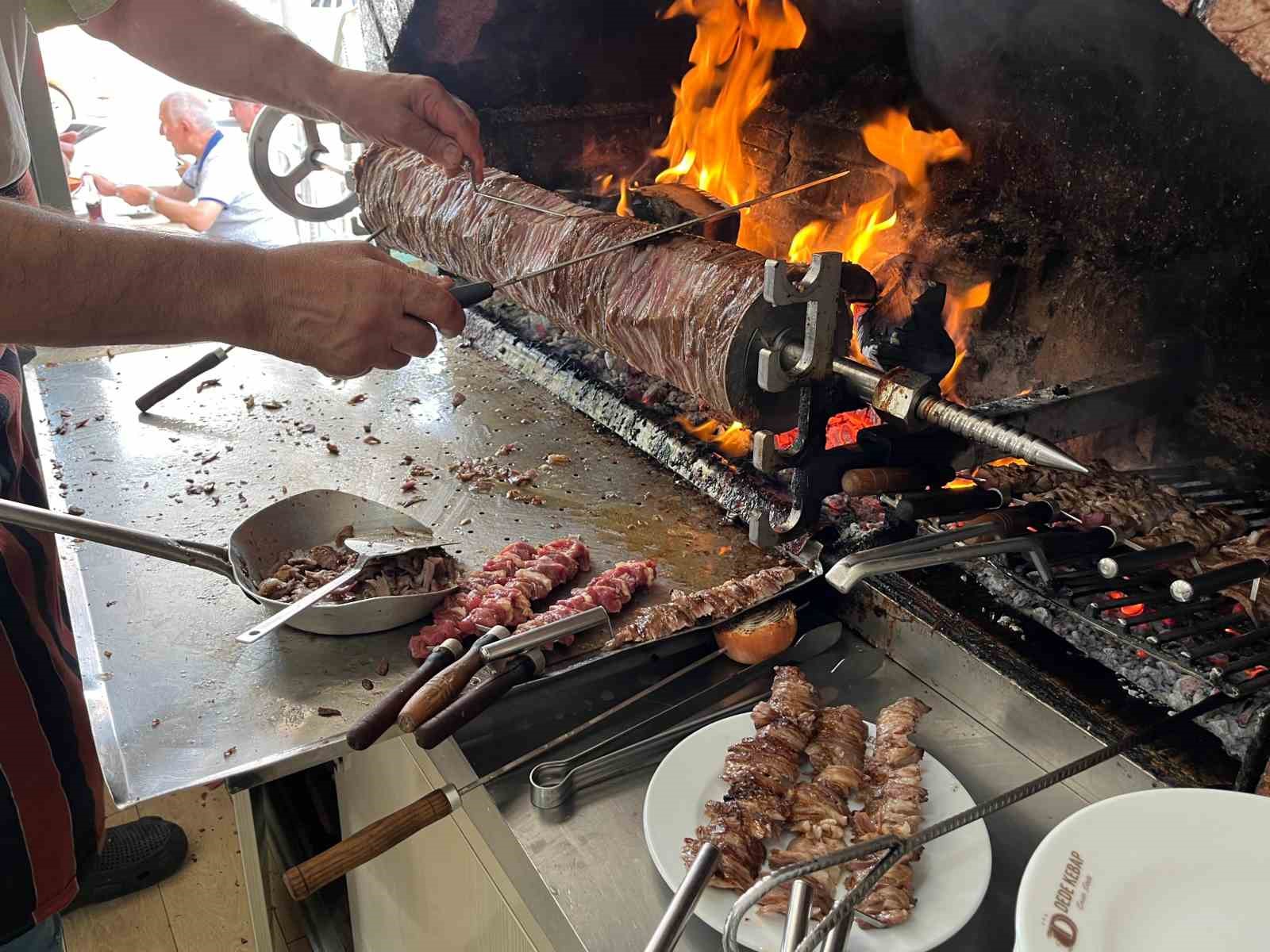 Dedenin cağ kebabını son kez yemek için geldiler
