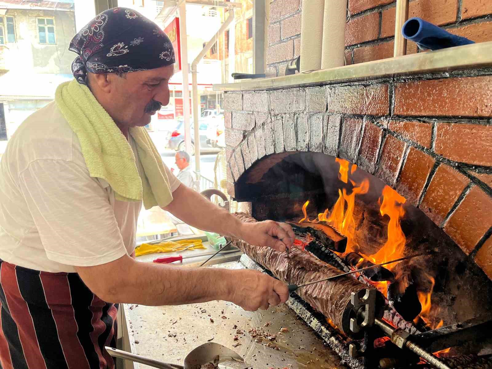 Dedenin cağ kebabını son kez yemek için geldiler
