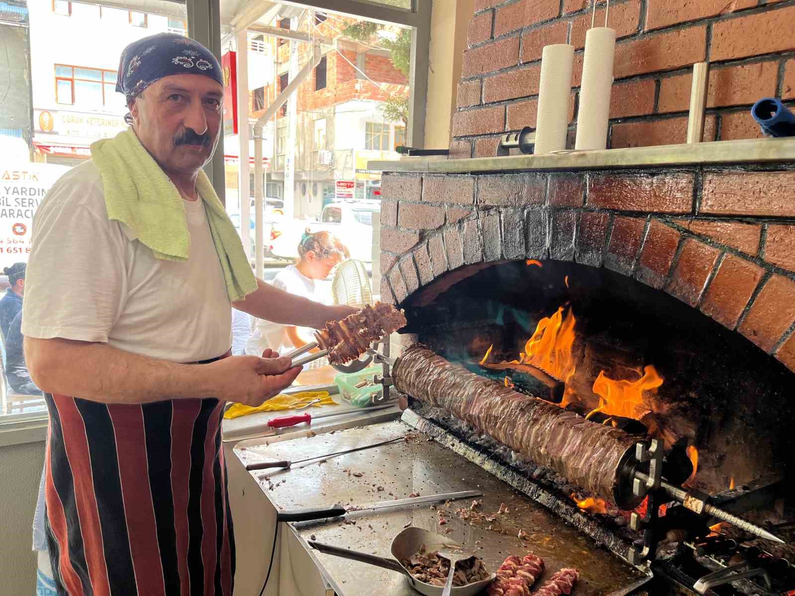 Dedenin cağ kebabını son kez yemek için geldiler
