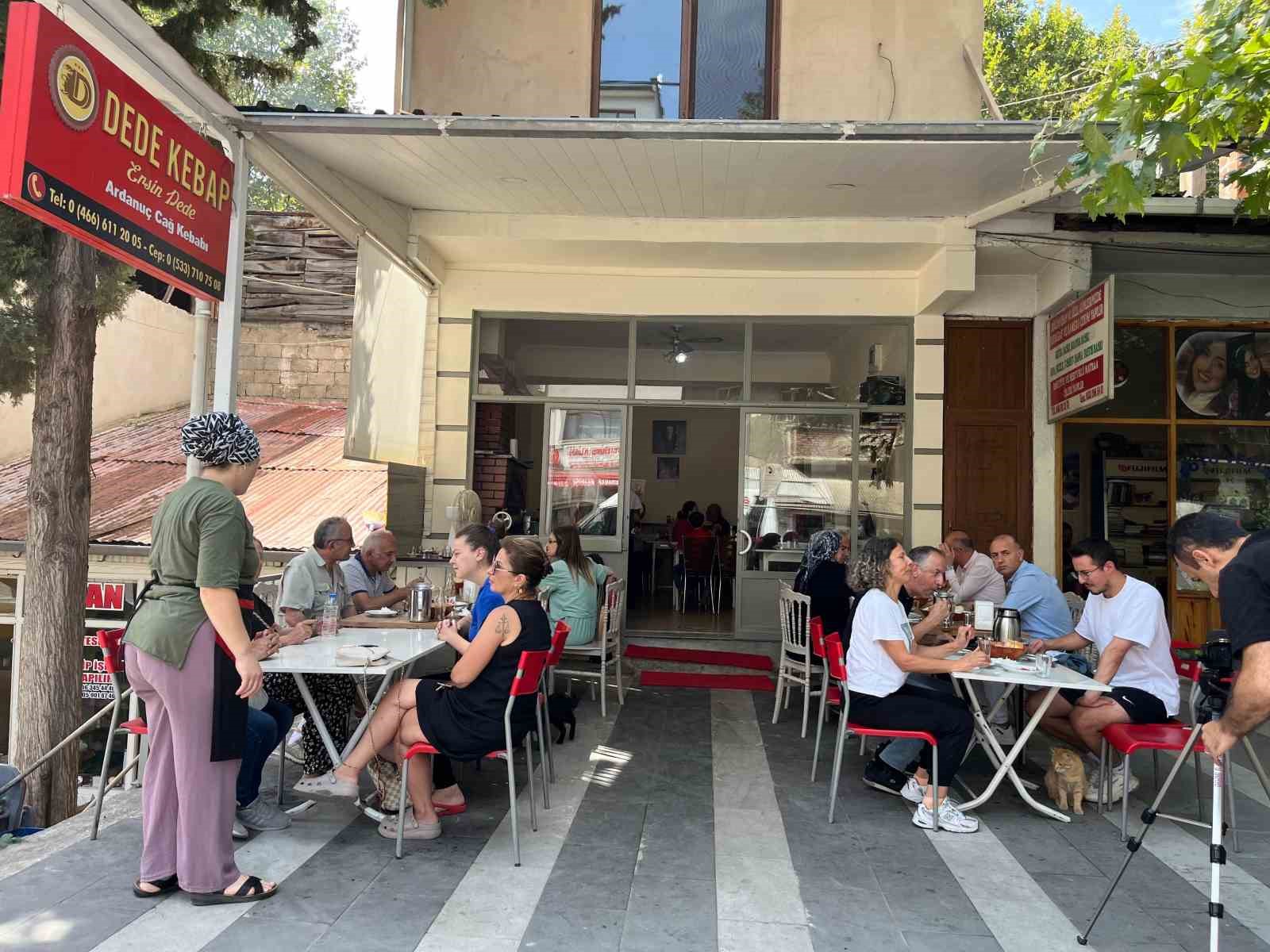 Dedenin cağ kebabını son kez yemek için geldiler
