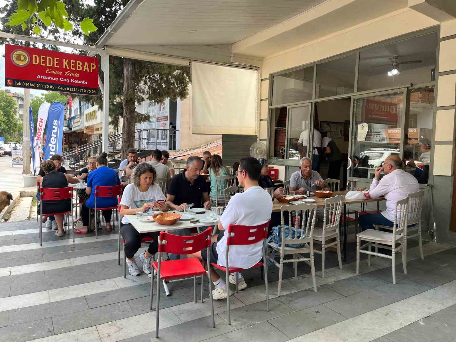 Dedenin cağ kebabını son kez yemek için geldiler
