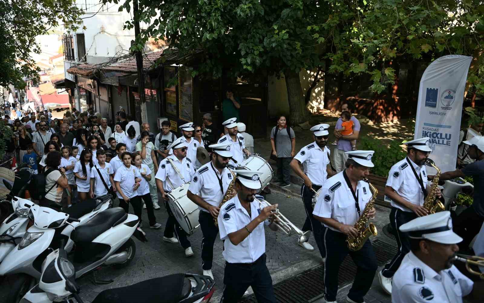 Kuşadası’nda ’İkioklu Şenliği’ başladı
