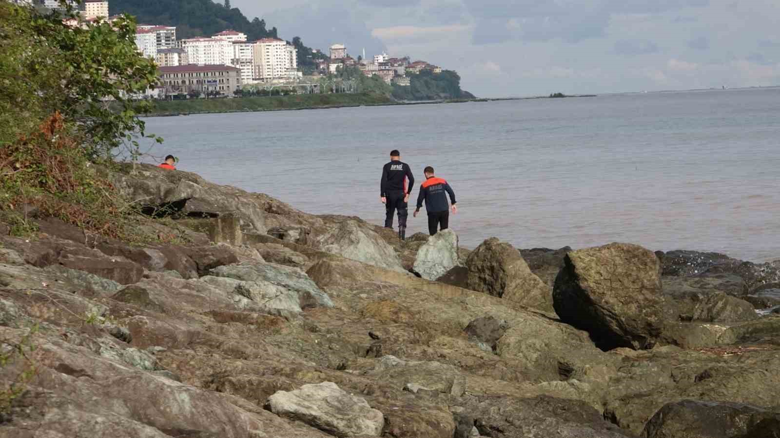 Trabzon’un Sürmene ilçesinde selde kaybolan şahsı arama çalışmaları sürüyor
