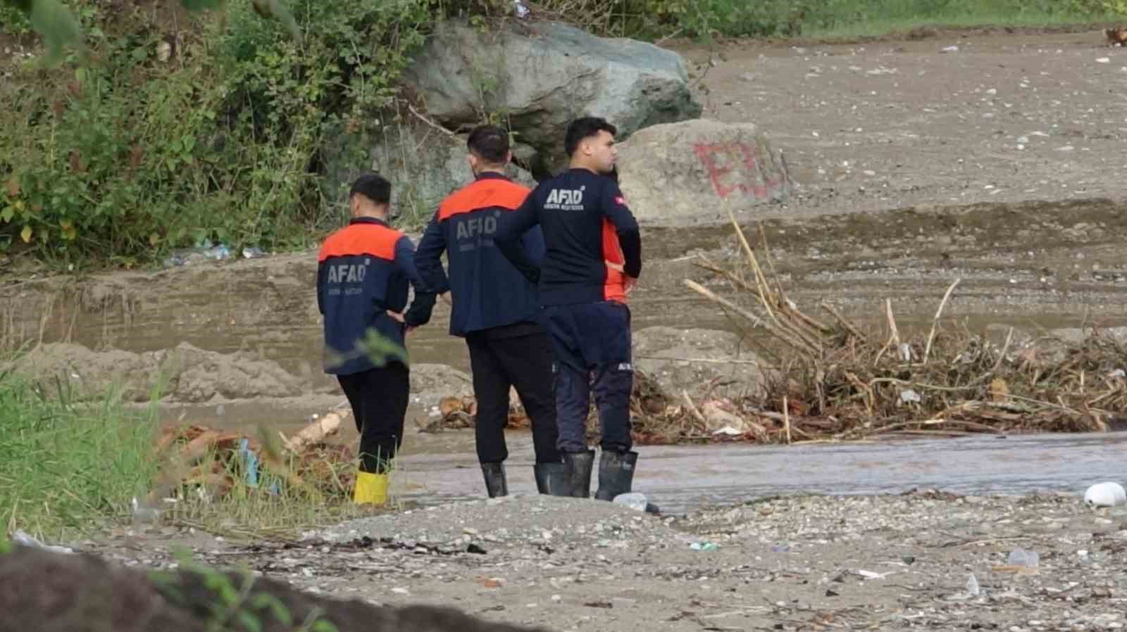 Trabzon’un Sürmene ilçesinde selde kaybolan şahsı arama çalışmaları sürüyor
