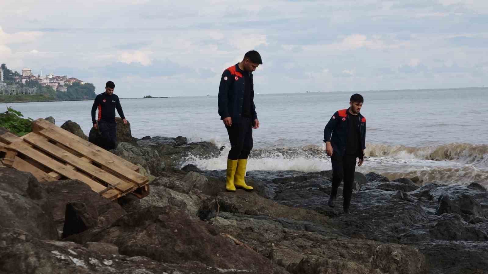 Trabzon’un Sürmene ilçesinde selde kaybolan şahsı arama çalışmaları sürüyor
