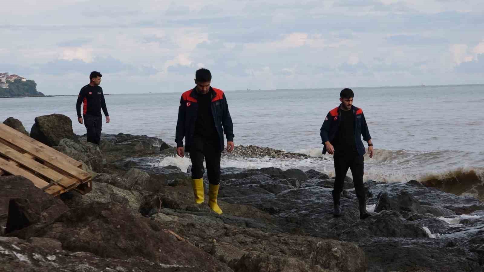 Trabzon’un Sürmene ilçesinde selde kaybolan şahsı arama çalışmaları sürüyor
