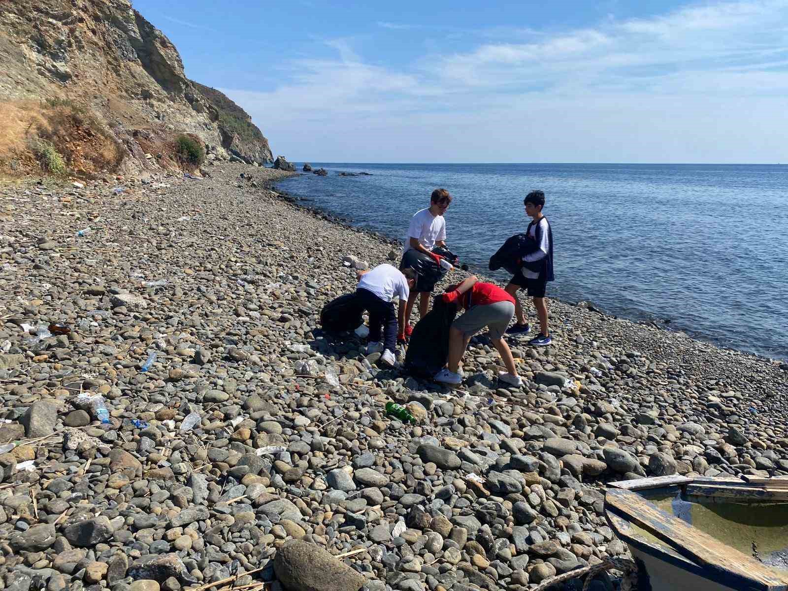 Marmaris Belediyesi ve öğrencilerden çevre temizliği
