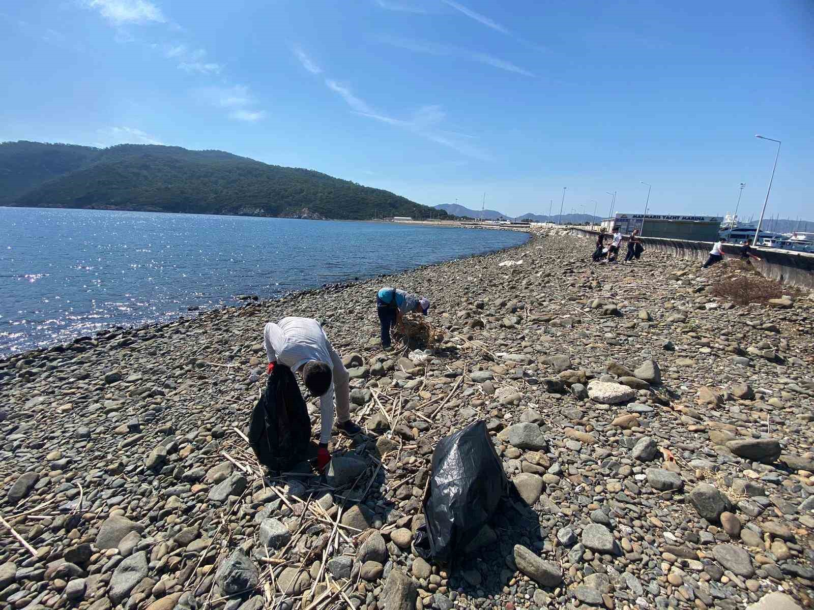 Marmaris Belediyesi ve öğrencilerden çevre temizliği
