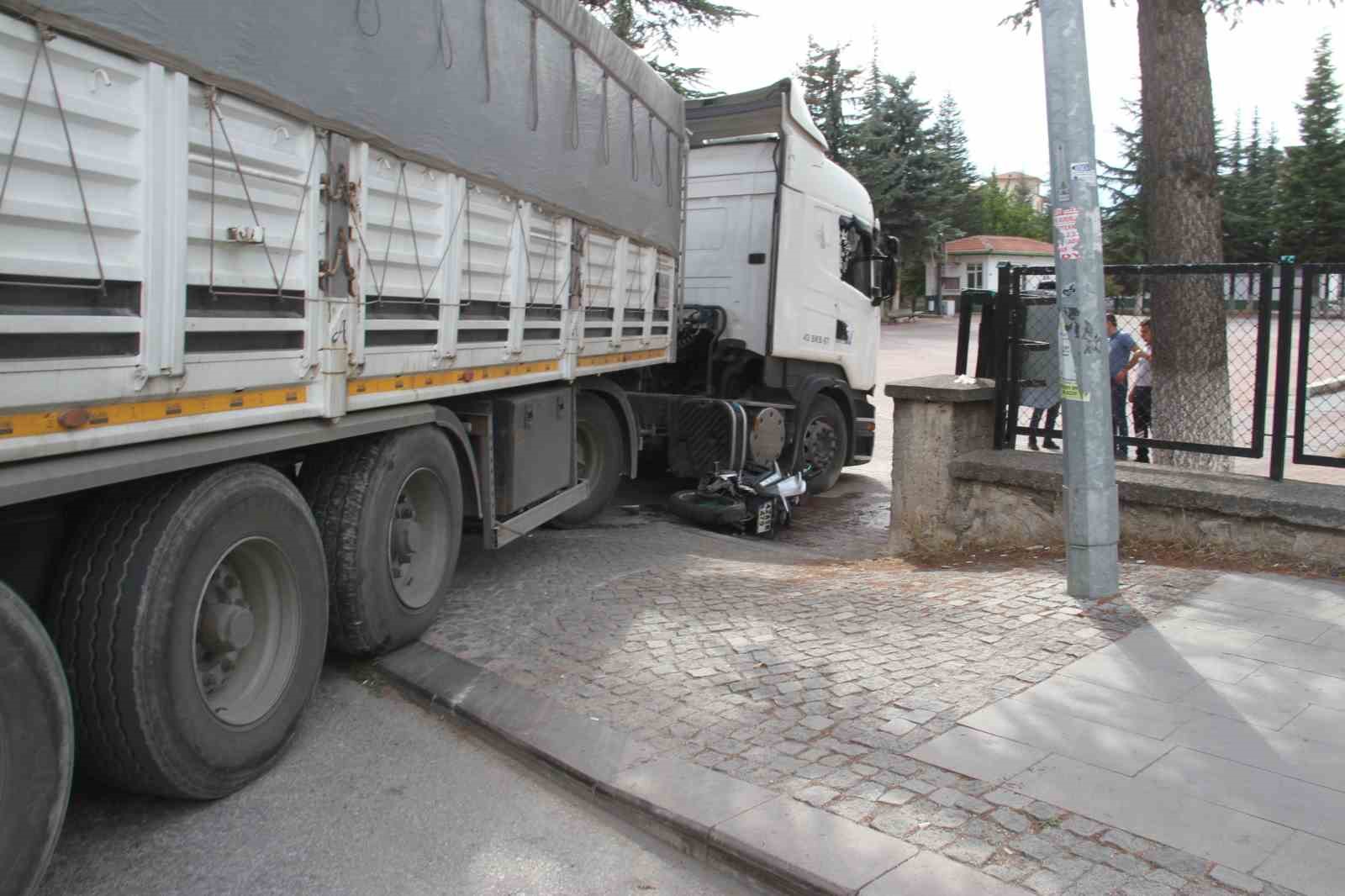 Beyşehir’de motosiklet tırla çarpıştı: 2 yaralı
