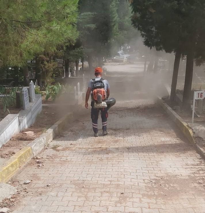 Körfez’de mezarlık bakımları devam ediyor
