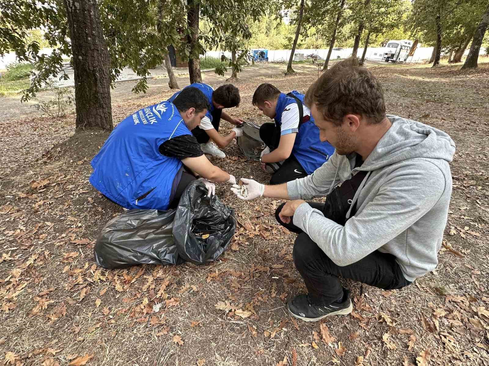 Gençler temiz dünya, sağlıklı gelecek için çöp topladı
