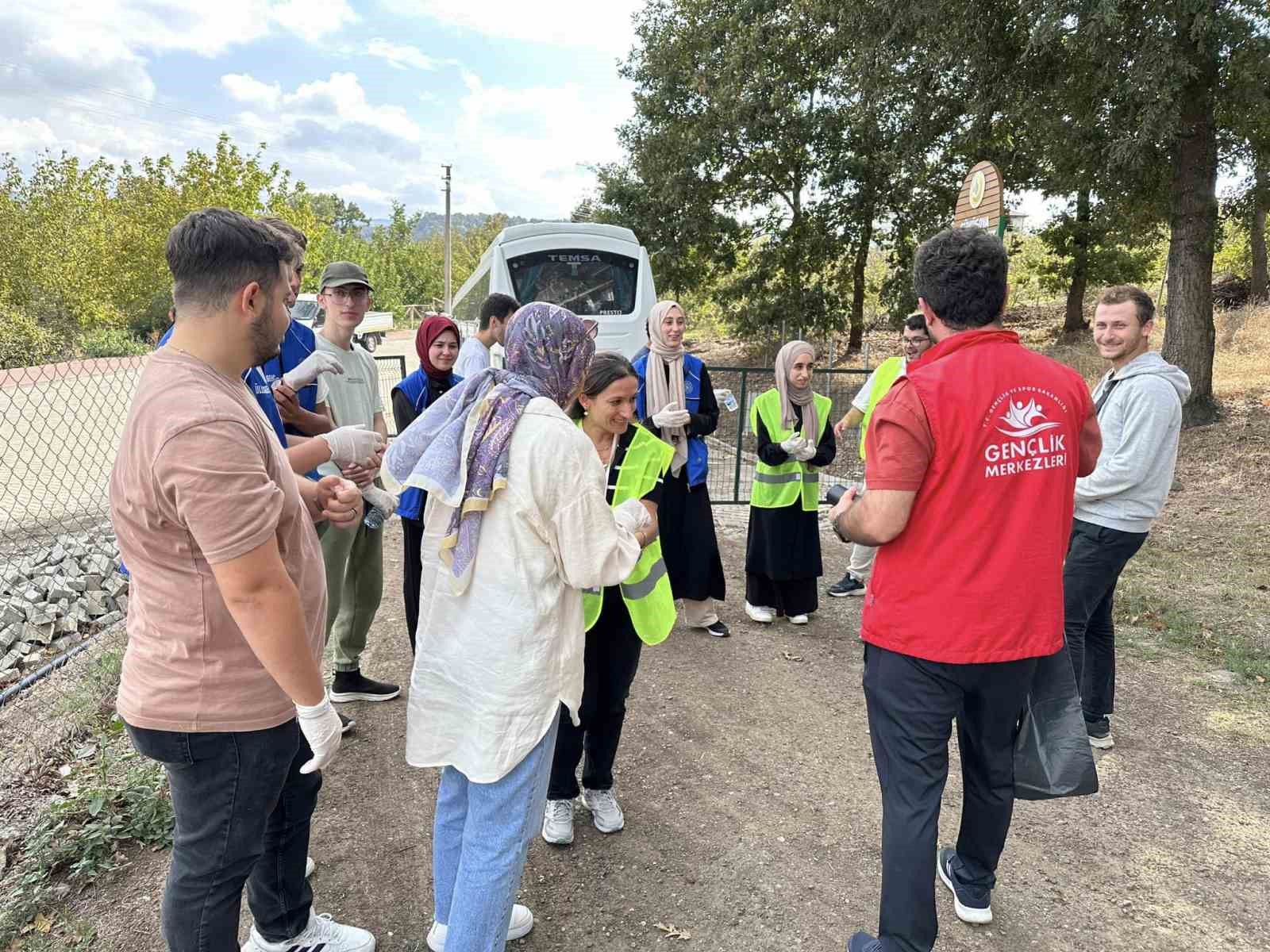 Gençler temiz dünya, sağlıklı gelecek için çöp topladı
