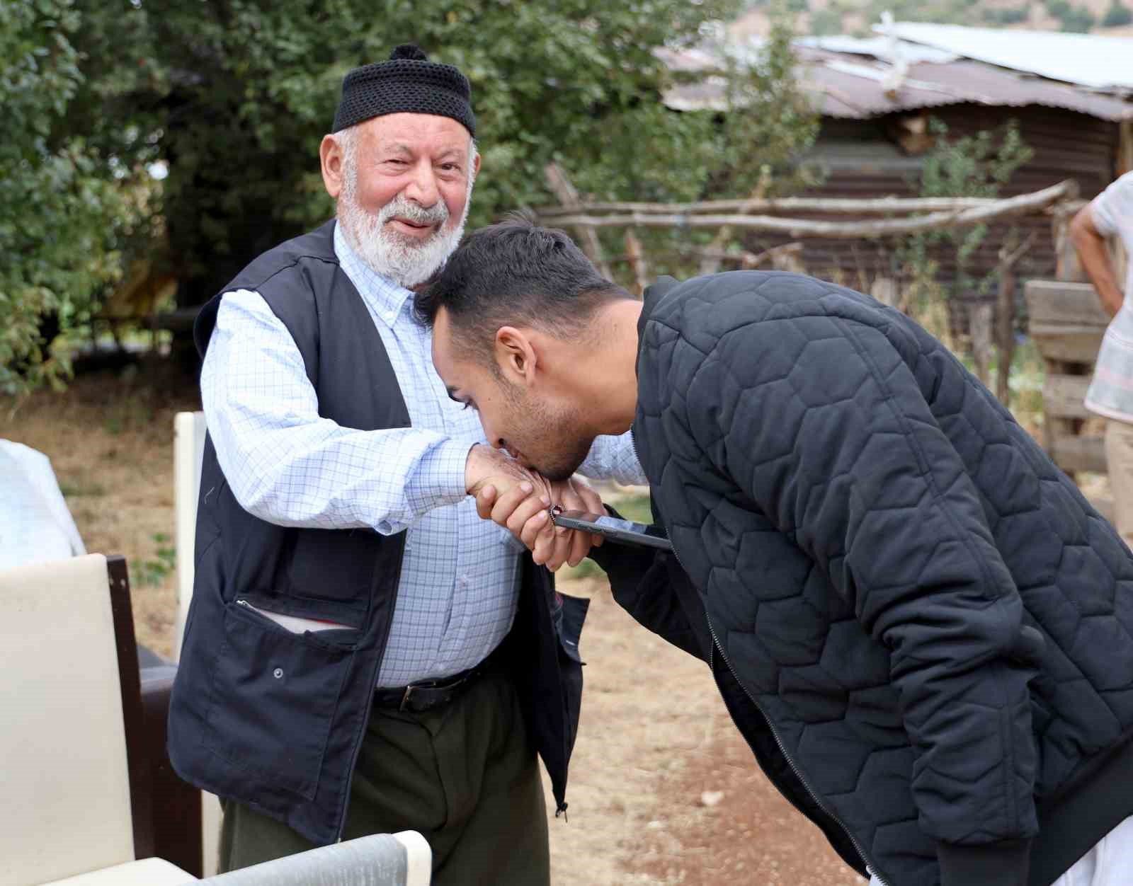 Elini hanımının omzuna koymak için izin istedi, görüntüyü milyonlarca kişi izledi
