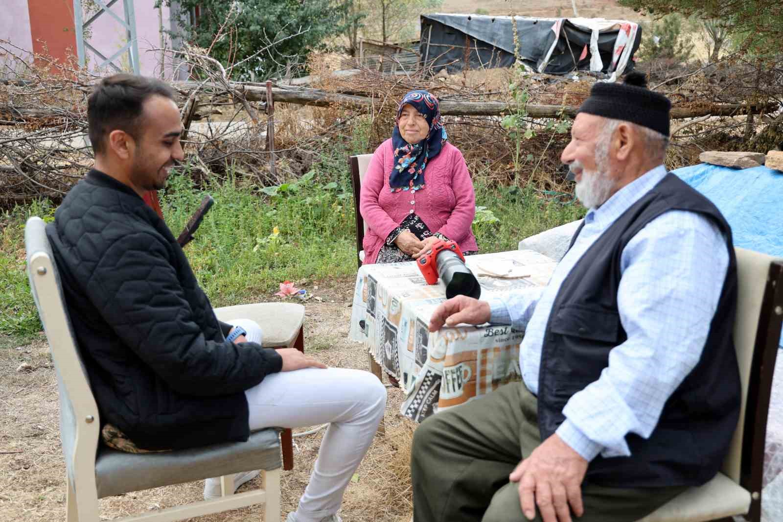 Elini hanımının omzuna koymak için izin istedi, görüntüyü milyonlarca kişi izledi
