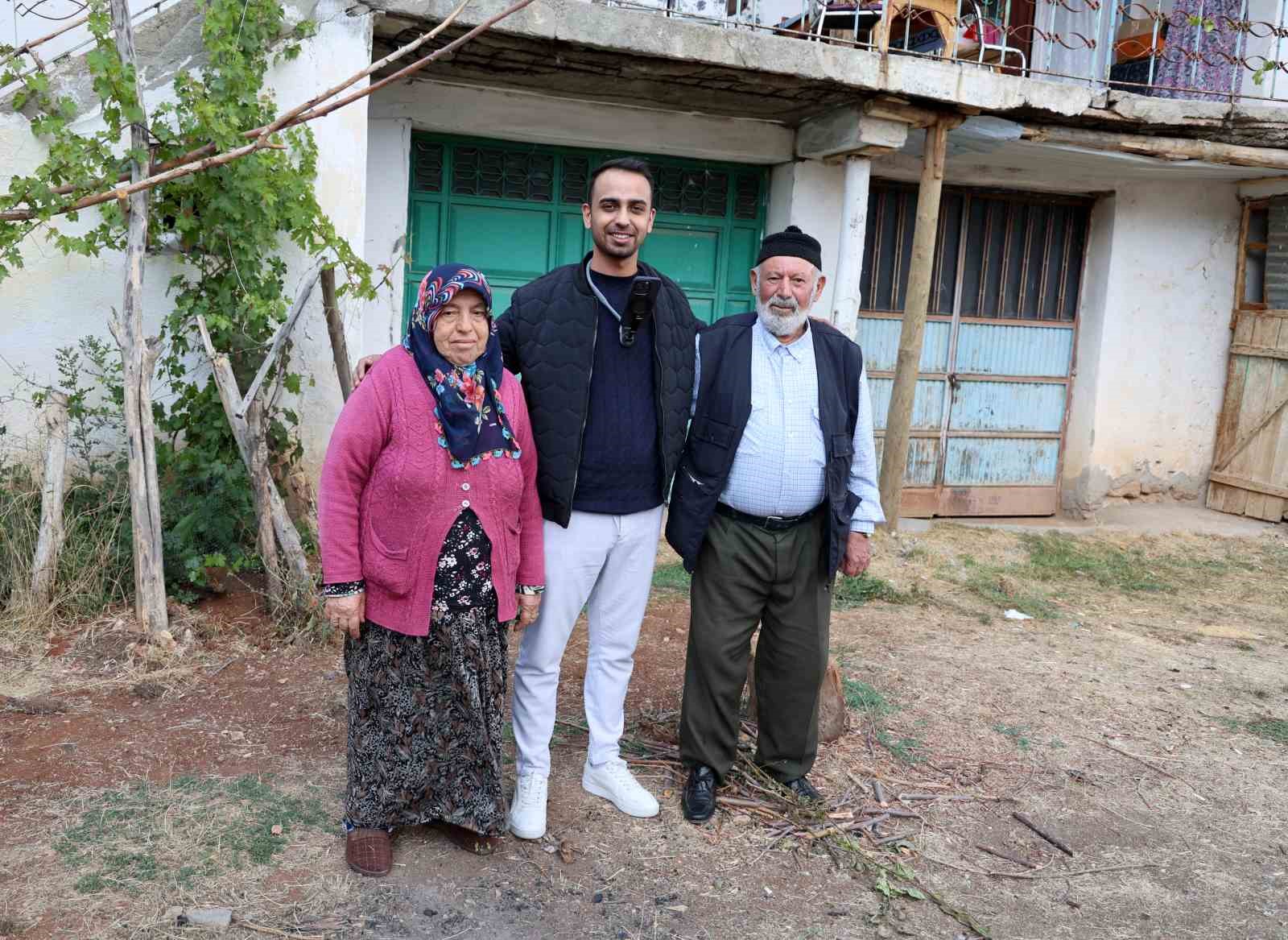 Elini hanımının omzuna koymak için izin istedi, görüntüyü milyonlarca kişi izledi
