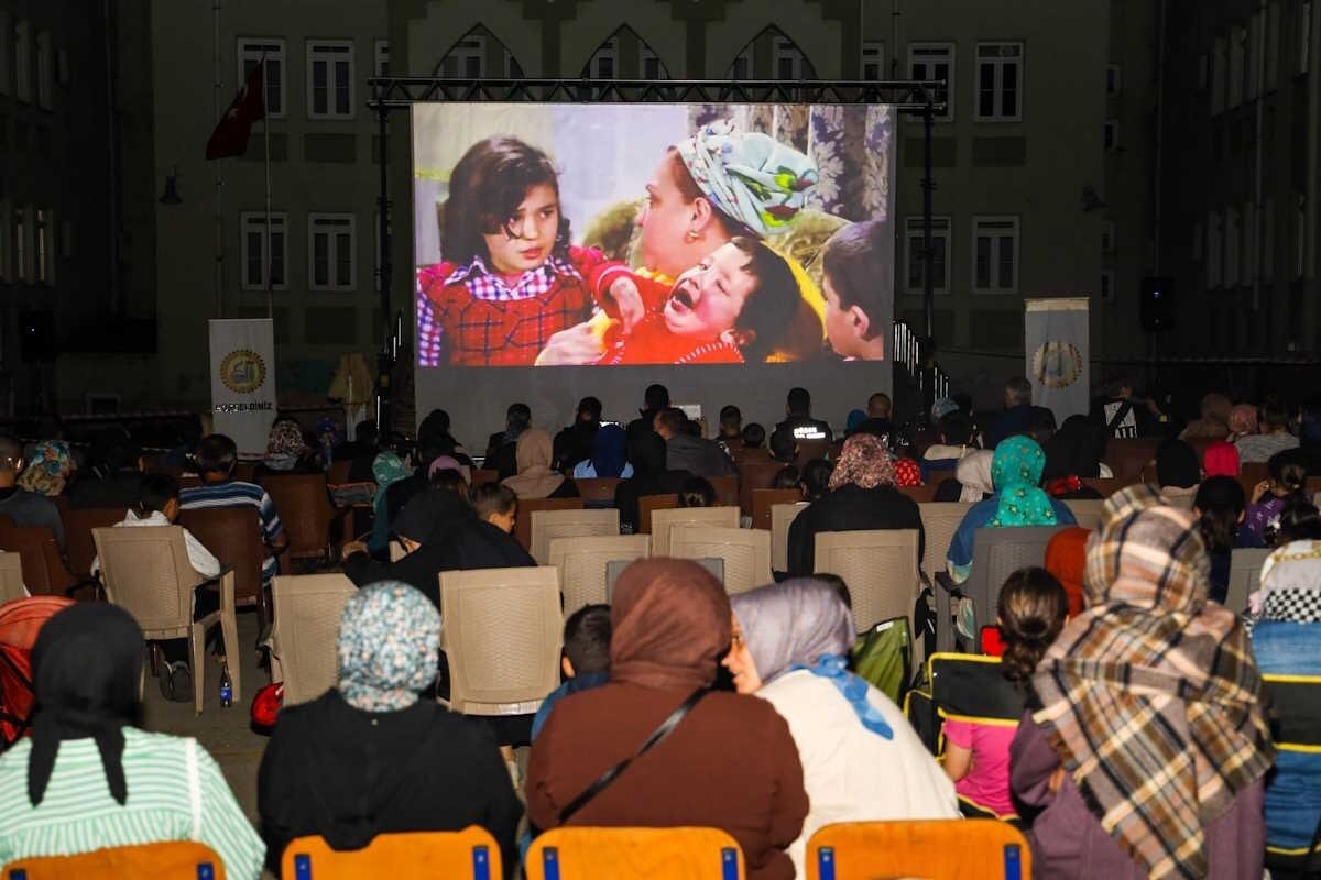 Köyümde açık hava sinema gösterisi yapıldı
