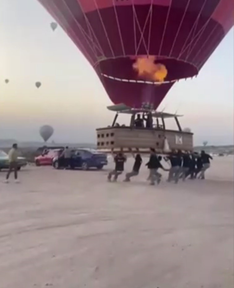 Kapadokya’da sıcak hava balonu ile otomobil çarpıştı
