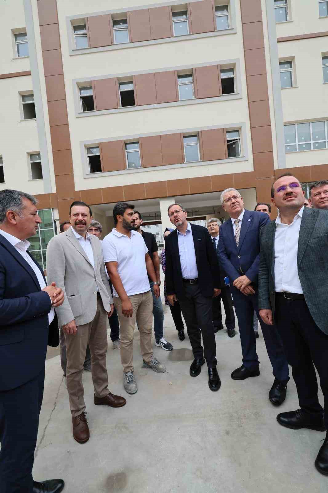 Kasapoğlu, Ege Üniversitesi’nde yapımı devam eden yurtları inceledi
