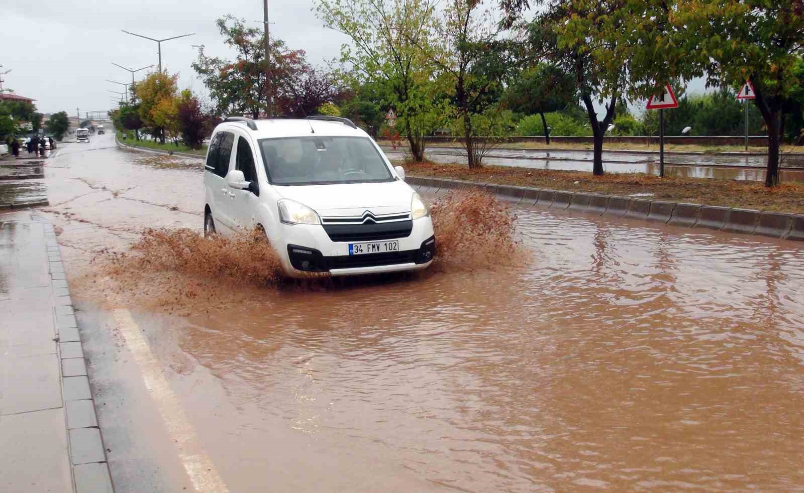 Ahlat’ta şiddetli yağış sel ve taşkınlara neden oldu
