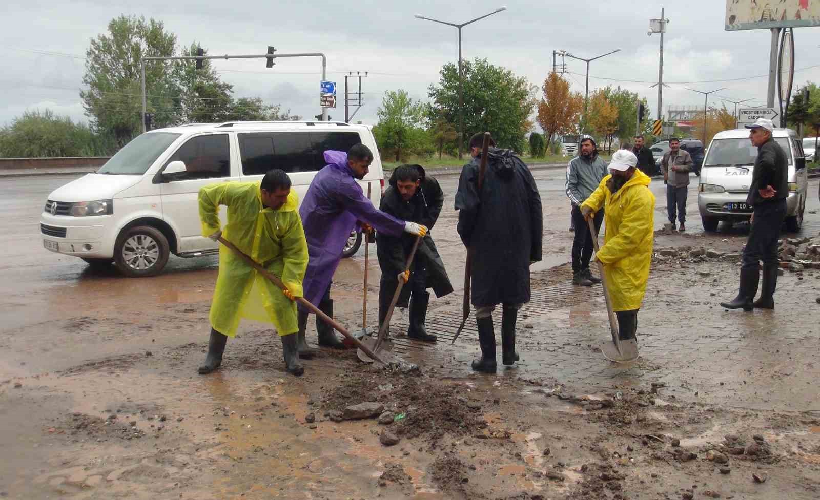 Ahlat’ta şiddetli yağış sel ve taşkınlara neden oldu
