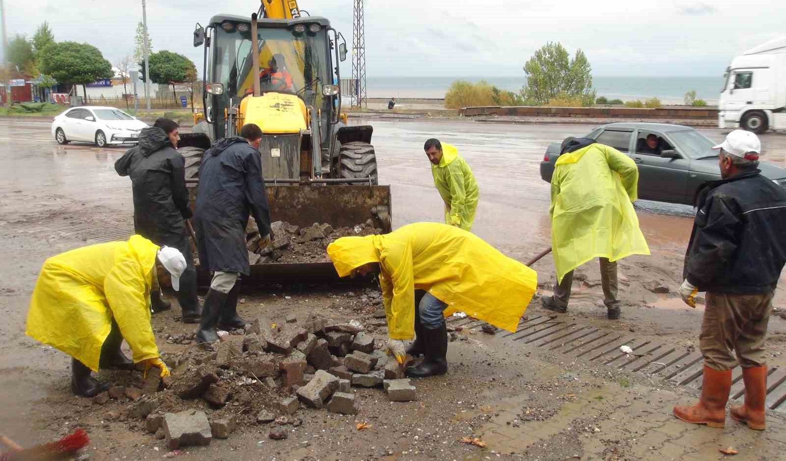 Ahlat’ta şiddetli yağış sel ve taşkınlara neden oldu
