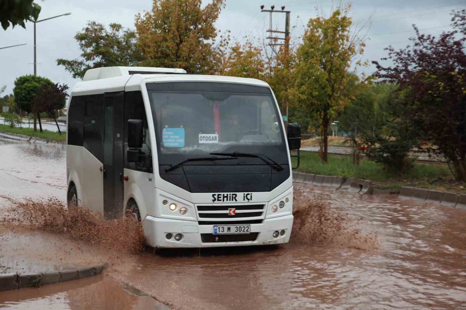 Ahlat’ta şiddetli yağış sel ve taşkınlara neden oldu
