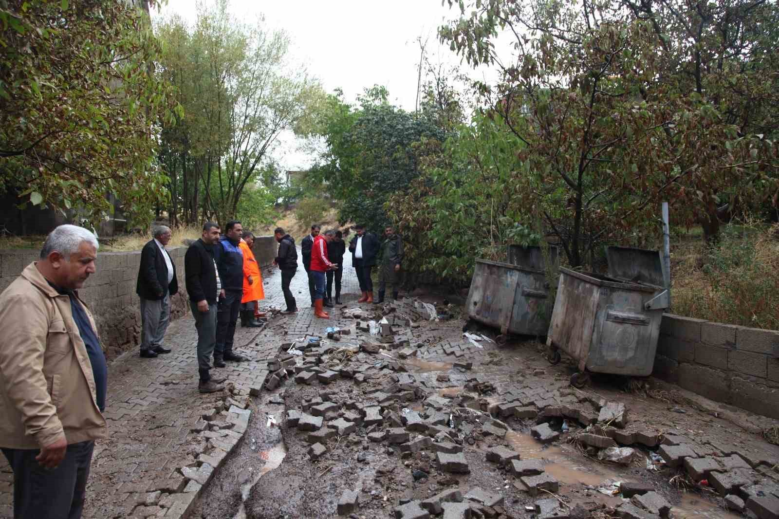 Ahlat’ta şiddetli yağış sel ve taşkınlara neden oldu
