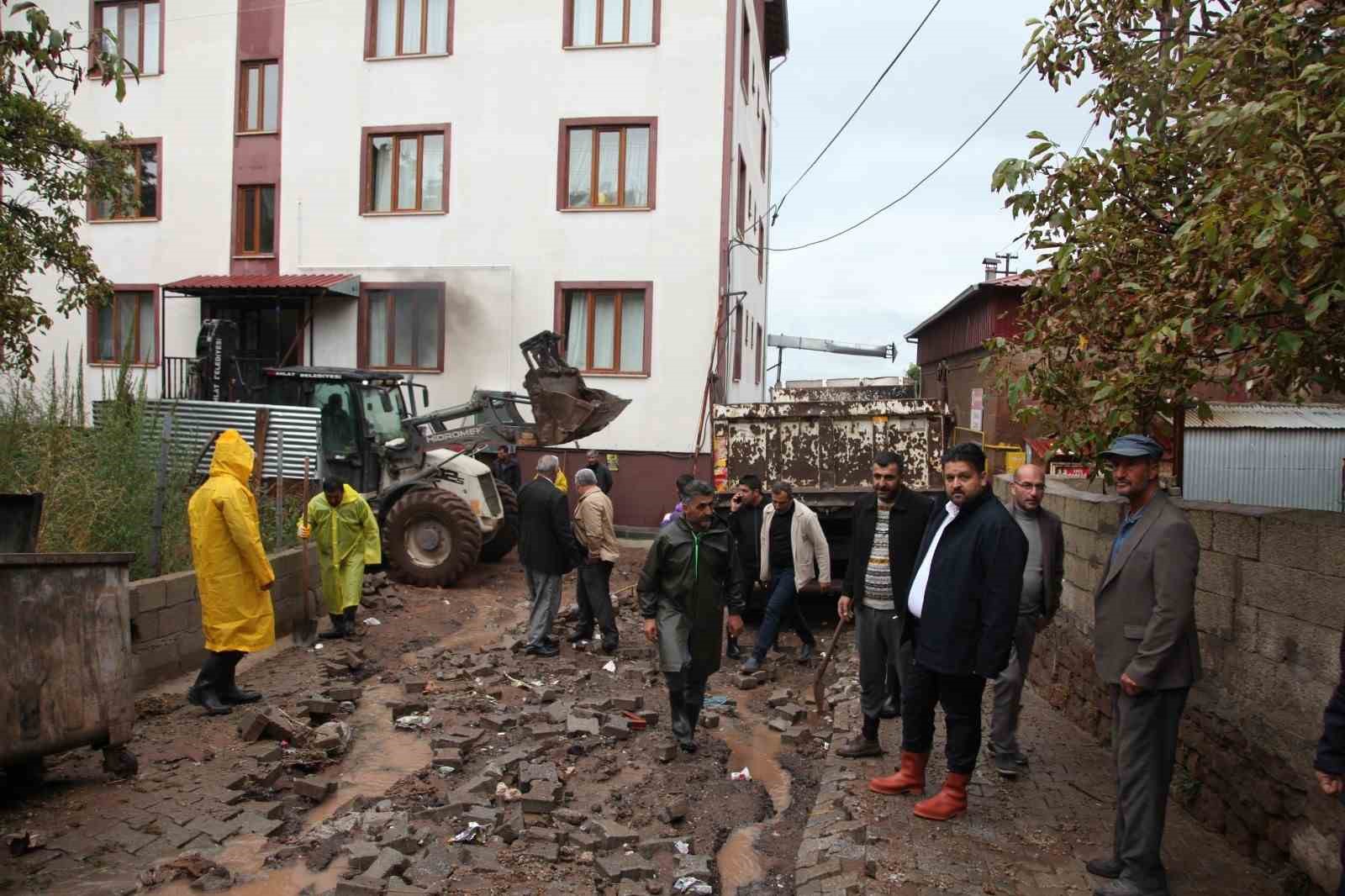 Ahlat’ta şiddetli yağış sel ve taşkınlara neden oldu
