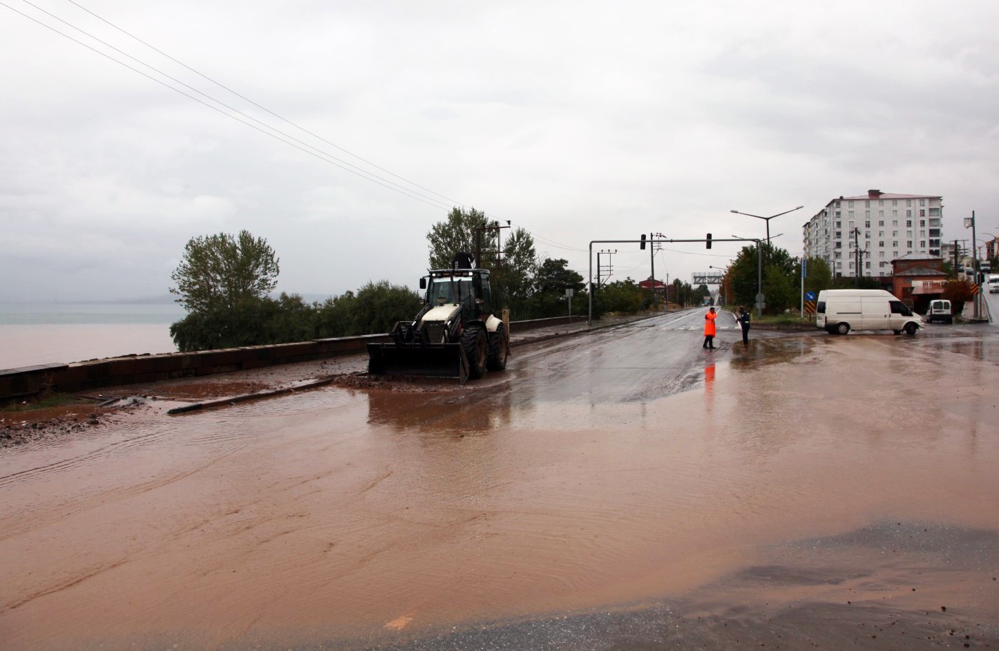 Ahlat’ta şiddetli yağış sel ve taşkınlara neden oldu
