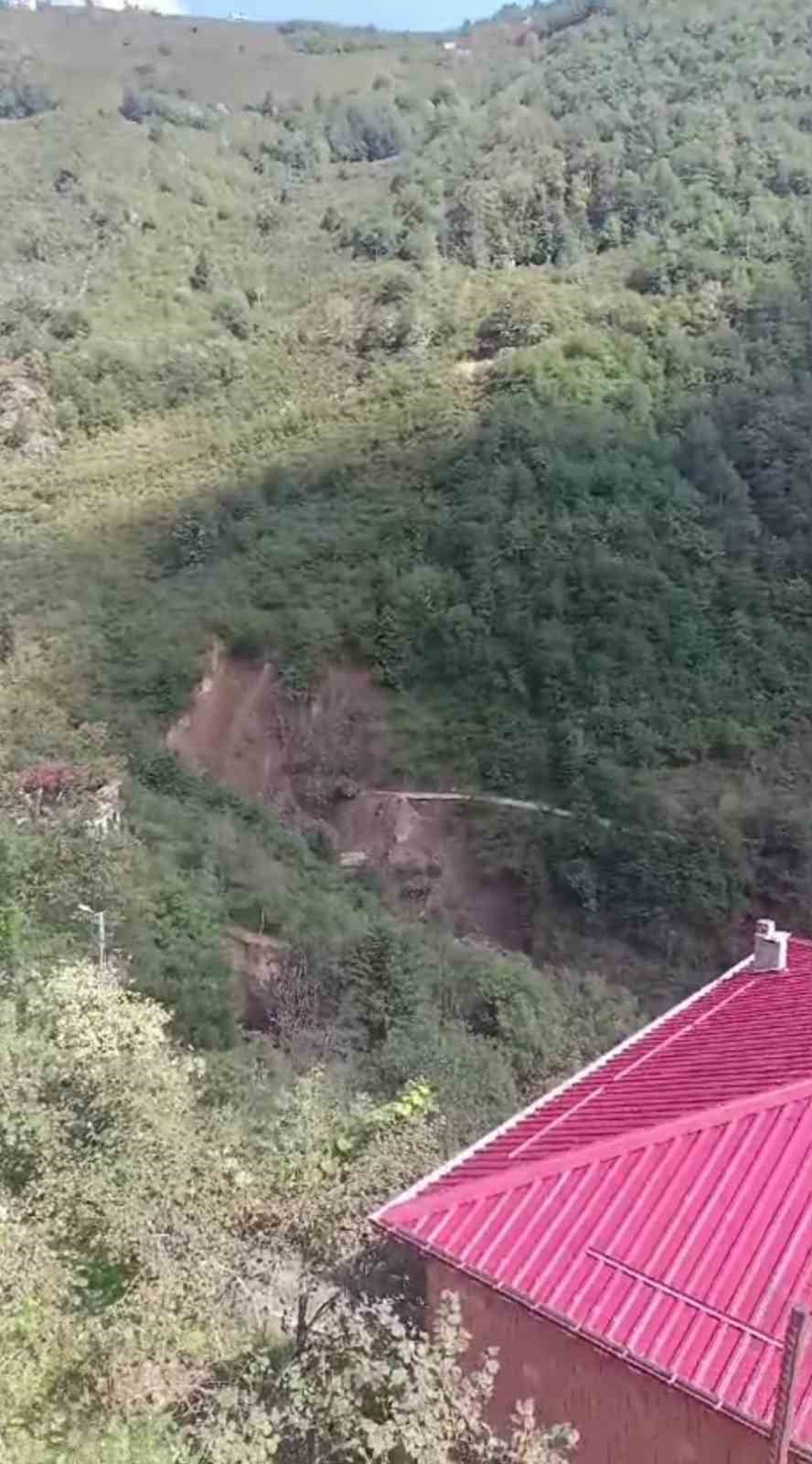 Trabzon’daki şiddetli yağışlar sonrasında Arsin ilçesi Güneyce mahallesinde heyelan tehdidi
