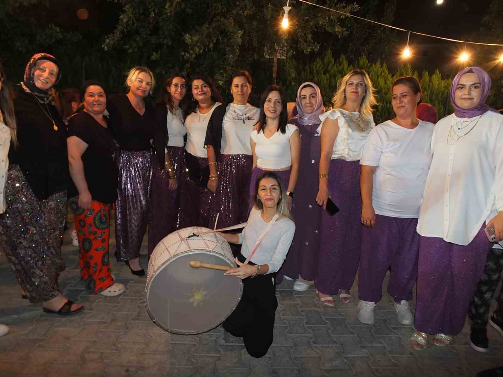 Balıkesir’de kadın muhtarın şalvar eğlencesi yoğun ilgi gördü
