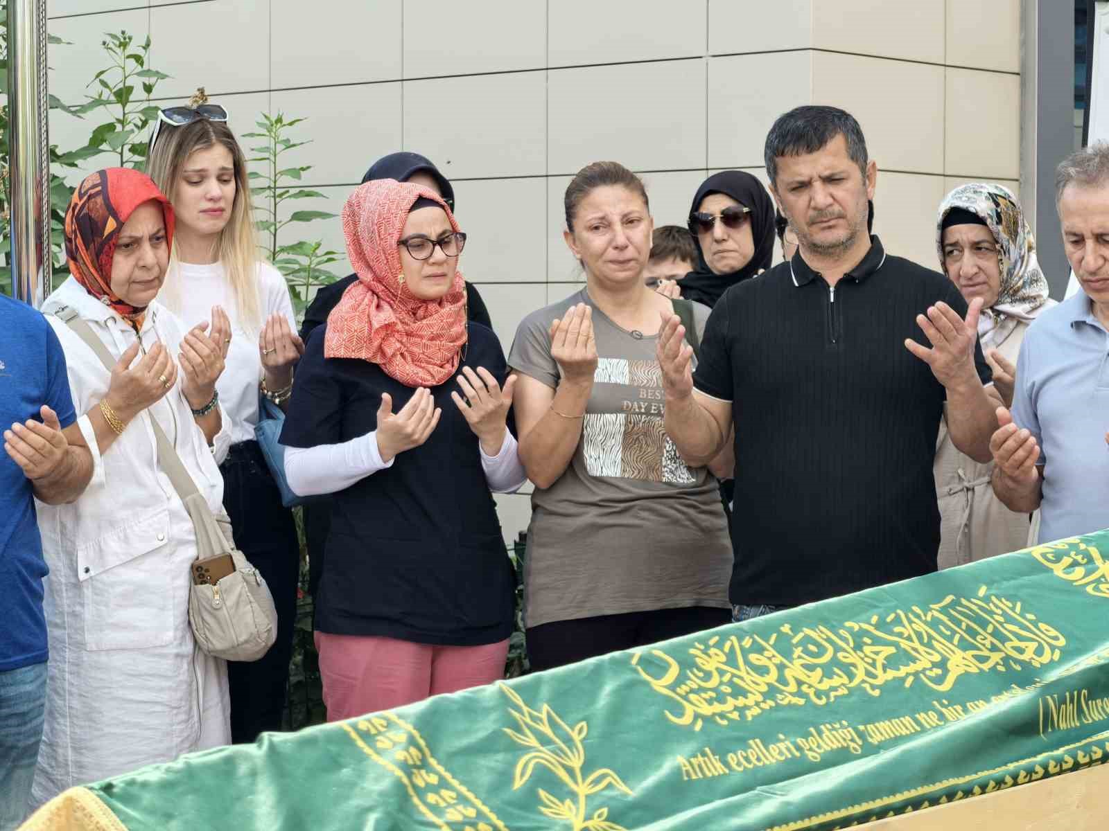 Yıllarca görev yaptığı hastanede vefat eden doktora gözü yaşlı veda
