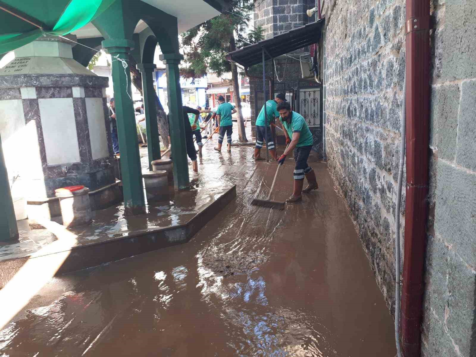 Trabzon’da 4 ilçede etkili olan selin izleri siliniyor
