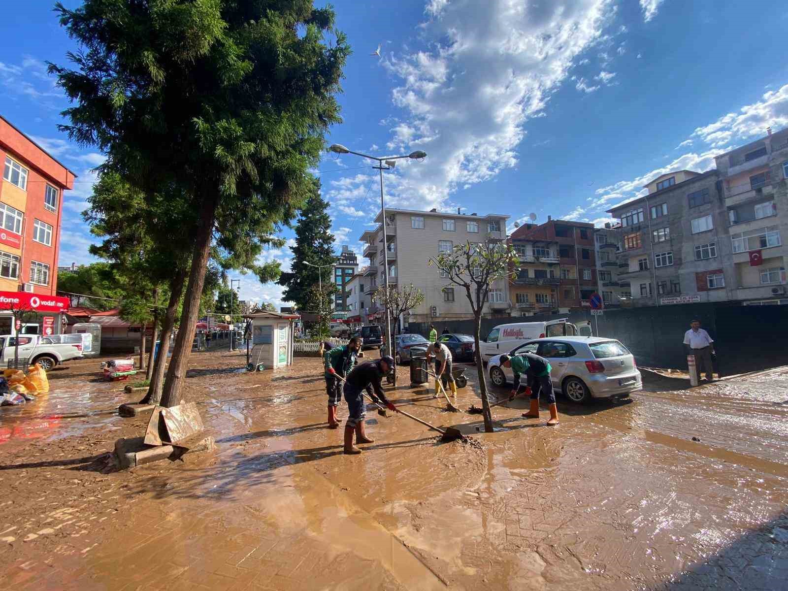 Trabzon’da 4 ilçede etkili olan selin izleri siliniyor
