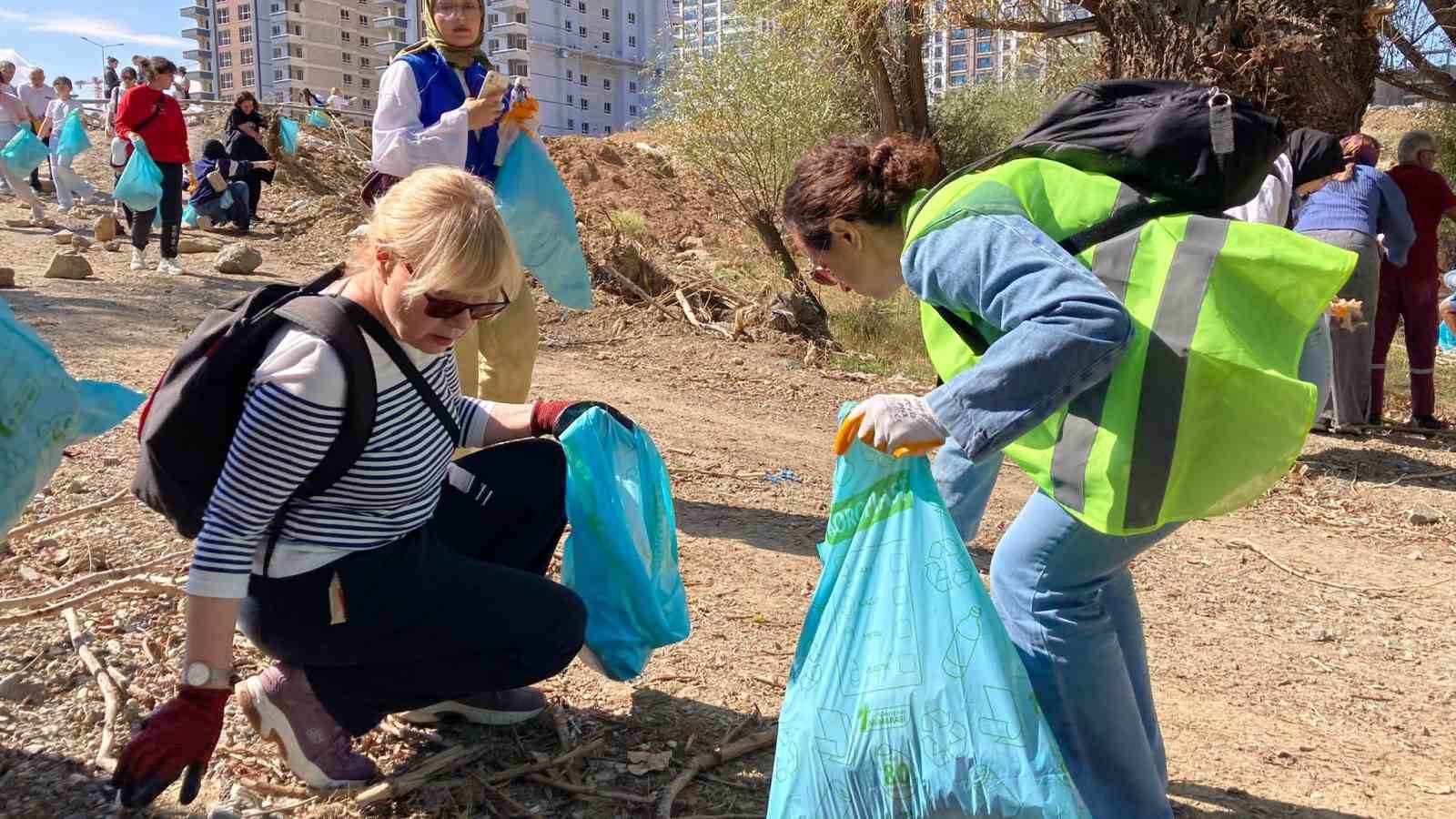 Mamak Kent Ormanı’nda gönüllüler tarafından temizlik yapıldı
