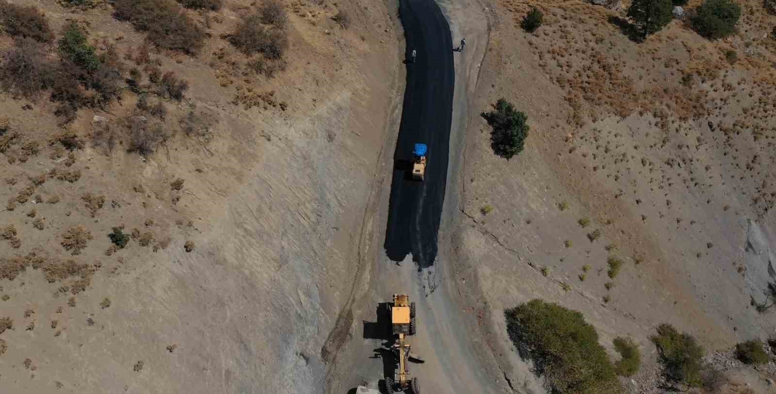 Pütürge ilçesinde yol iyileştirme çalışmaları sürüyor
