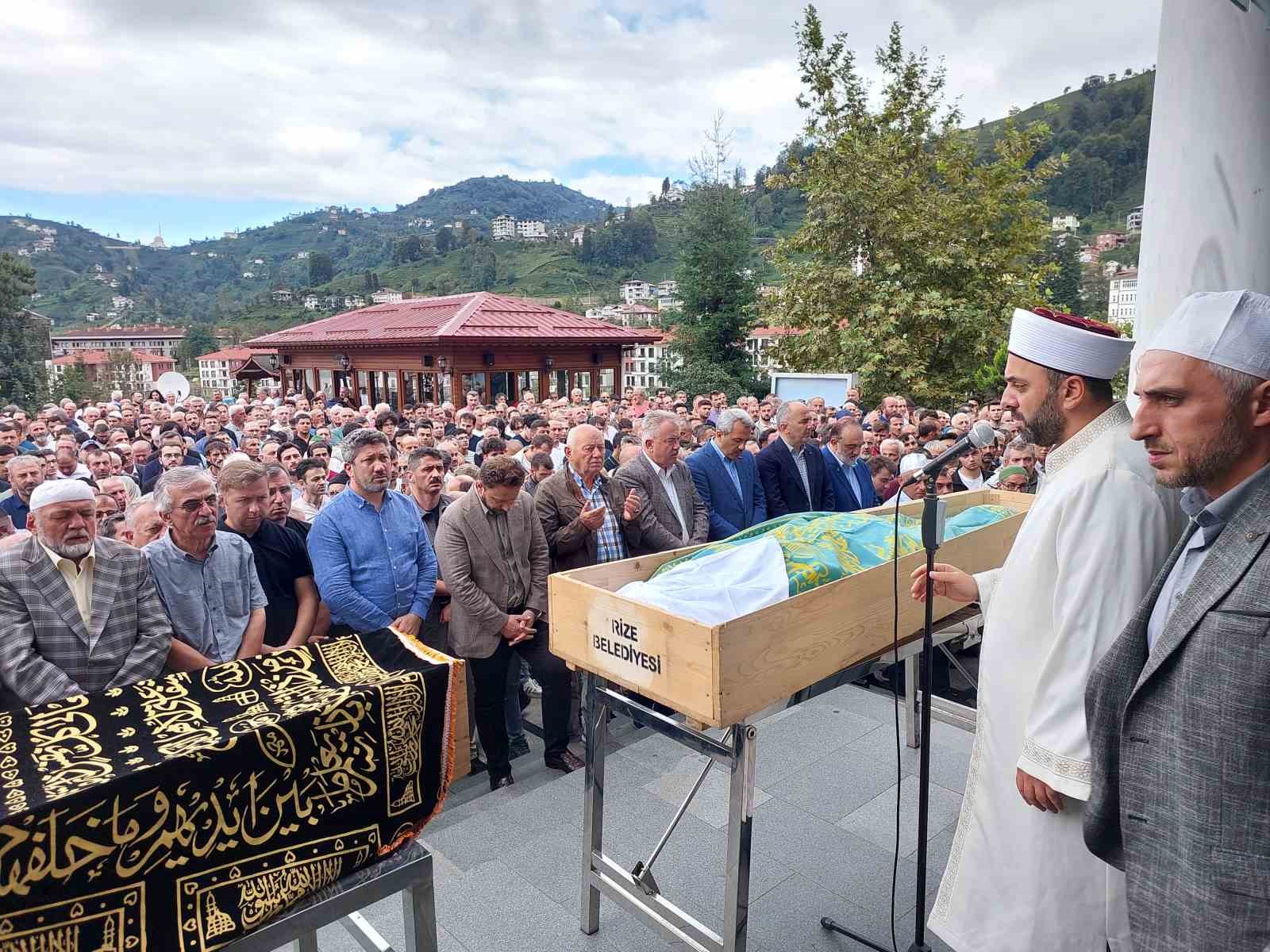 Okulun 4. katından merdiven boşluğuna düşen kız çocuğu son yolculuğuna uğurlandı
