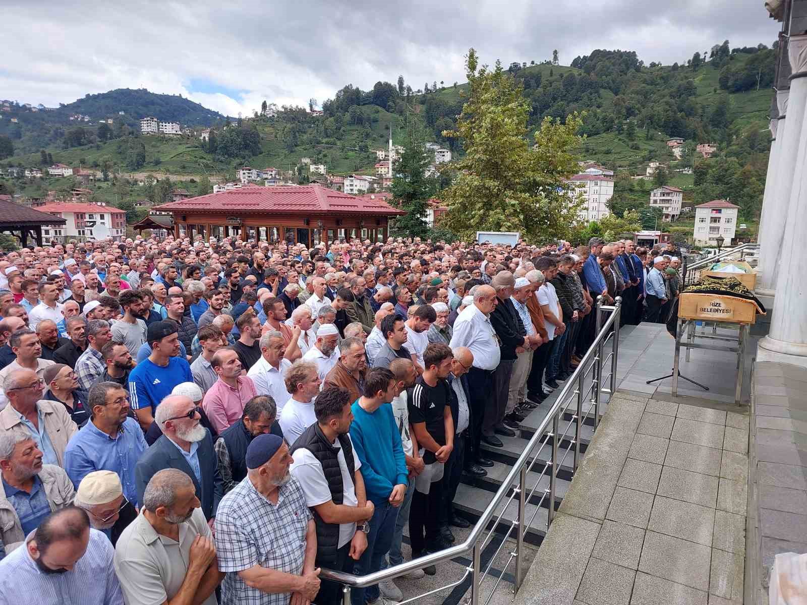 Okulun 4. katından merdiven boşluğuna düşen kız çocuğu son yolculuğuna uğurlandı
