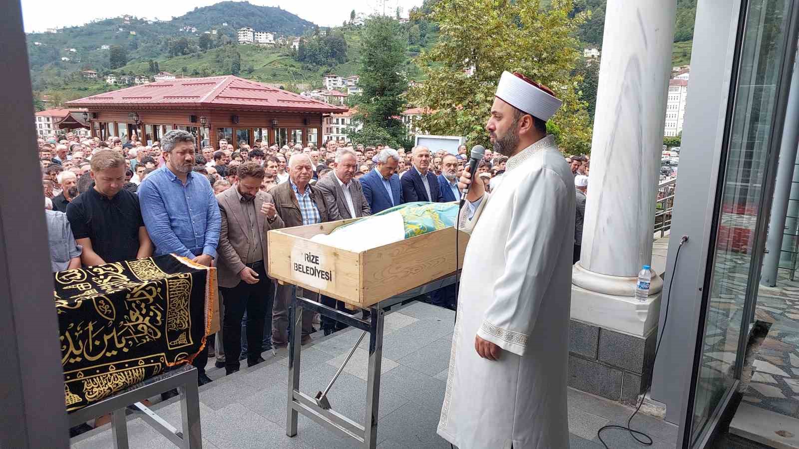 Okulun 4. katından merdiven boşluğuna düşen kız çocuğu son yolculuğuna uğurlandı
