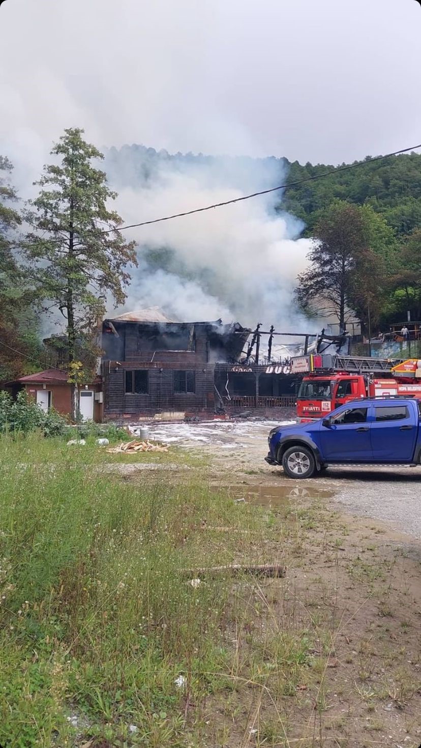 Hopa’da bir restoran alevlere teslim oldu
