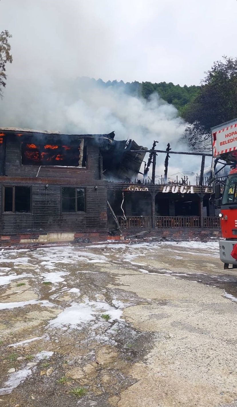 Hopa’da bir restoran alevlere teslim oldu
