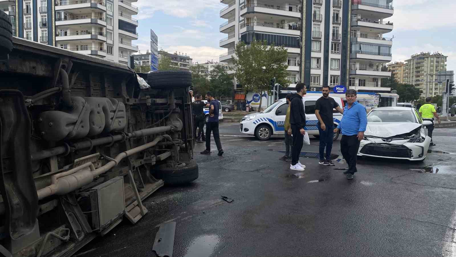 Diyarbakır’da otomobil ile şehir içi minibüs çarpıştı: 1’i bebek 9 yaralı
