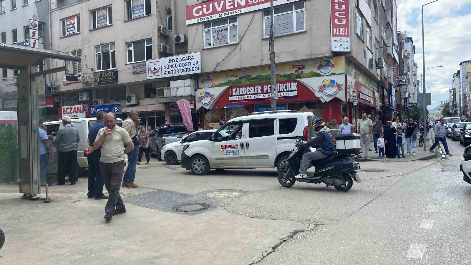 Dede ve torun, tartıştığı polisi sandalye ile yaraladı
